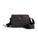 Bolsa tiracolo feminina em couro sintético preto com estampa texturizada e acabamento marrom