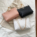 Três bolsas tote femininas acolchoadas de couro sintético nas cores rosa, preta e branca, todas com alças de corrente douradas e fechos metálicos, exibidas juntas.