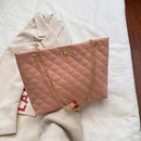 Bolsa tote acolchoada rosa com fecho dourado e alça de corrente