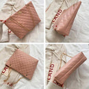 Bolsa tote acolchoada rosa com alça de corrente dourada, vistas frontal, lateral, traseira e inferior