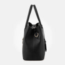 Bolsa tote de couro preta vista lateral com textura granulada e alças de mão