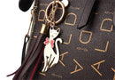 Chaveiro com pingente gato branco e laço vermelho em bolsa marrom