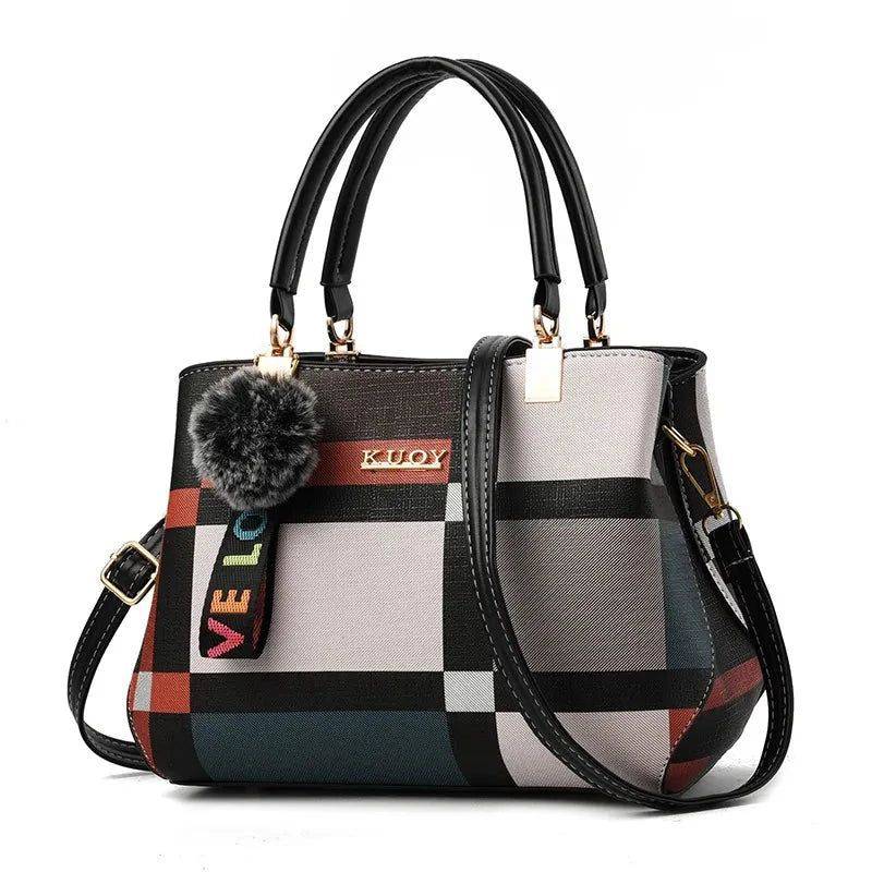 Bolsa tote feminina estampada de couro sintético Kouy com padrão xadrez multicolorido, alças pretas, alça transversal e chaveiro de pompom com tira "LOVE", design moderno.