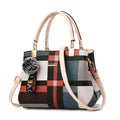 Bolsa tote feminina estampada de couro sintético Kouy com padrão xadrez multicolorido e alças bege, exibindo chaveiro de pompom e alça transversal removível.