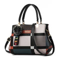 Bolsa tote feminina estampada de couro sintético Kouy com padrão xadrez multicolorido em tons escuros, alças pretas e detalhes dourados, com chaveiro de pompom e alça transversal removível.