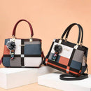 Duas bolsas tote estampadas xadrez multicolorido com alças: uma com detalhes bordô e outra com pretos