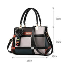 Bolsa tote xadrez com blocos de cor em couro sintético, alça preta e pom-pom