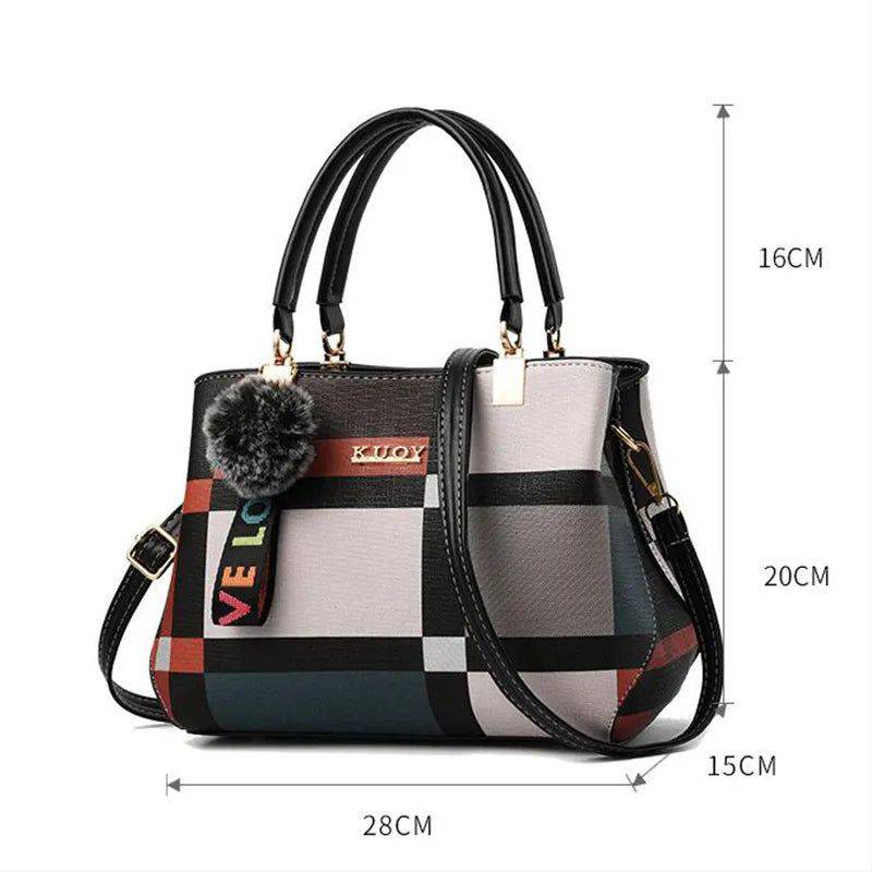 Bolsa tote feminina estampada de couro sintético Kouy com padrão xadrez multicolorido, exibindo dimensões de 28cm de largura, 20cm de altura e 15cm de profundidade, com alça de 16cm.