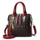 Bolsa tote estruturada marrom com estampa de logos, alças e alça tiracolo em bordô, com chaveiro e borla decorativos