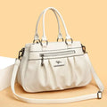 Bolsa Tote Estruturada Feminina Couro Radiance branca. Zíper frontal, pregas, ferragens prateadas. Elegante e funcional para o dia a dia.
