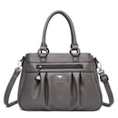 Bolsa tote estruturada cinza com zíper frontal, pregas e alça transversal destacável