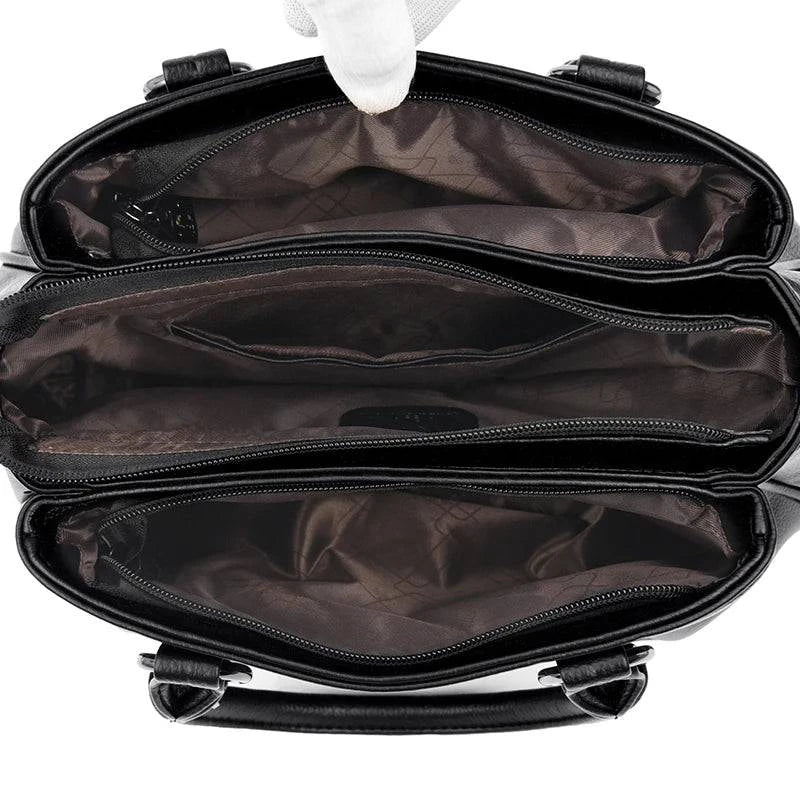 Bolsa Tote Estruturada Feminina Couro Radiance preta. Interior com 3 compartimentos amplos e zíperes. Organização e praticidade para seus itens.