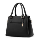 Bolsa tote estruturada preta com alças duplas, bolso frontal com zíper dourado e acabamento em couro sintético texturizado.
