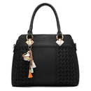 Bolsa tote estruturada preta com textura acolchoada, alças de mão e chaveiro decorativo em formato de pássaro com borlas