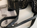 Bolsa tote preta com rebites metálicos prateados e alças de ombro em couro