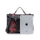 Bolsa tote de couro preto com efeito vintage ao lado de um iPad