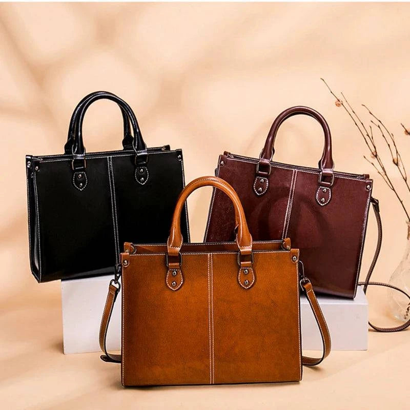 Bolsa Tote Feminina Couro Legítimo Velvet em preto, marrom e vinho. Acabamento brilhante, costura branca, alças duplas. Elegantes e versáteis.