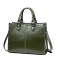 Bolsa Tote Feminina Couro Legítimo Velvet verde-escuro. Acabamento brilhante, costura branca, alças duplas e alça removível. Elegante e estruturada.
