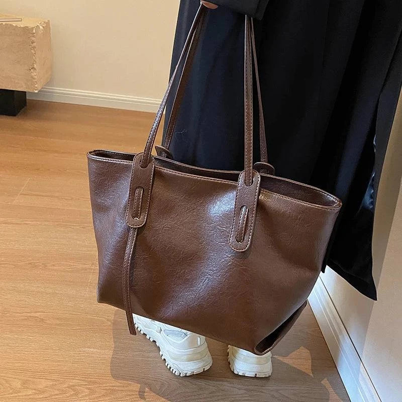 Bolsa Tote Feminina em couro marrom com alças duplas, acabamento liso e design elegante para o dia a dia