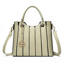 Bolsa tote feminina creme com frisos pretos, alças duplas e alça transversal