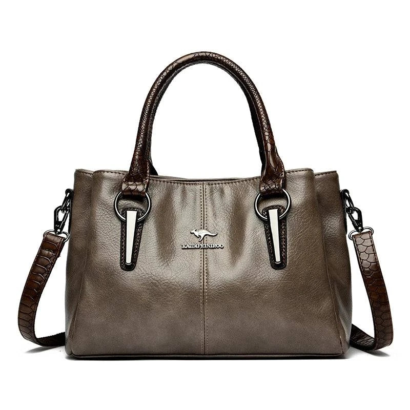 Bolsa Tote Feminina Couro Sublime cinza. Alças duplas e transversal marrom com textura, ferragens metálicas e logo. Elegante e versátil.