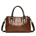 Bolsa Tote Feminina Couro Sublime marrom, acabamento brilhante, alças duplas. Logo metálico e ferragens prateadas. Elegante e versátil para o dia a dia.