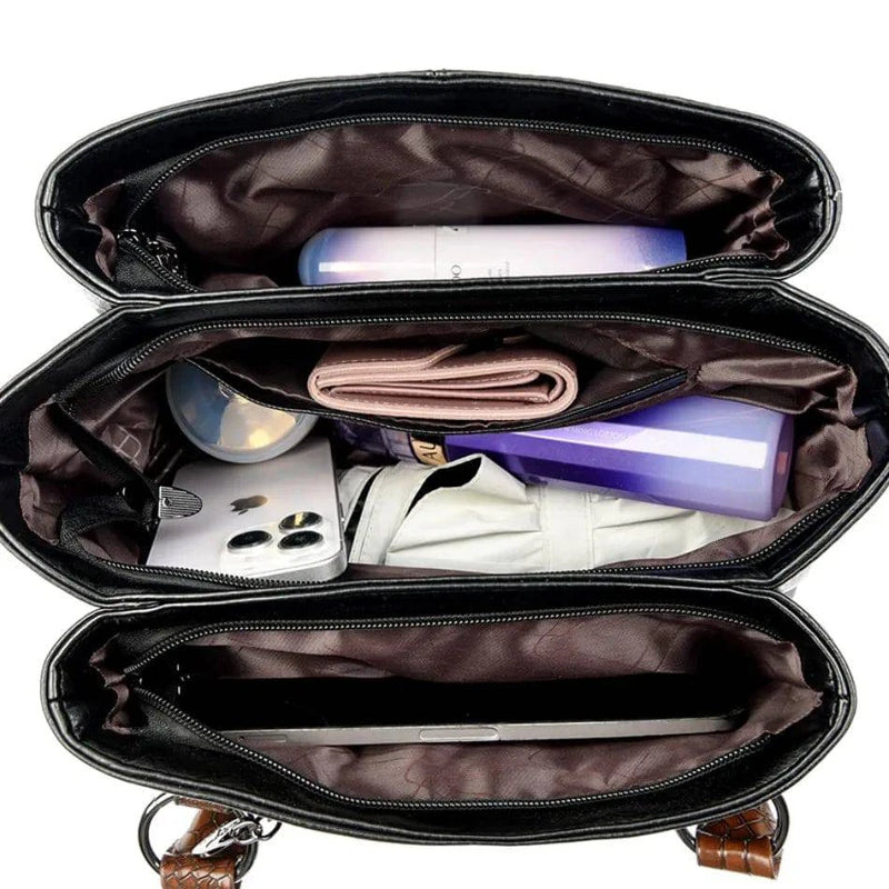 Bolsa Tote Feminina Couro Sublime preta. Interior amplo com múltiplos compartimentos e bolsos com zíper. Organização e praticidade garantidas.