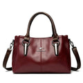Bolsa Tote Feminina Couro Sublime vinho, acabamento brilhante. Alças duplas com textura, ferragens metálicas e logo. Elegante e versátil.