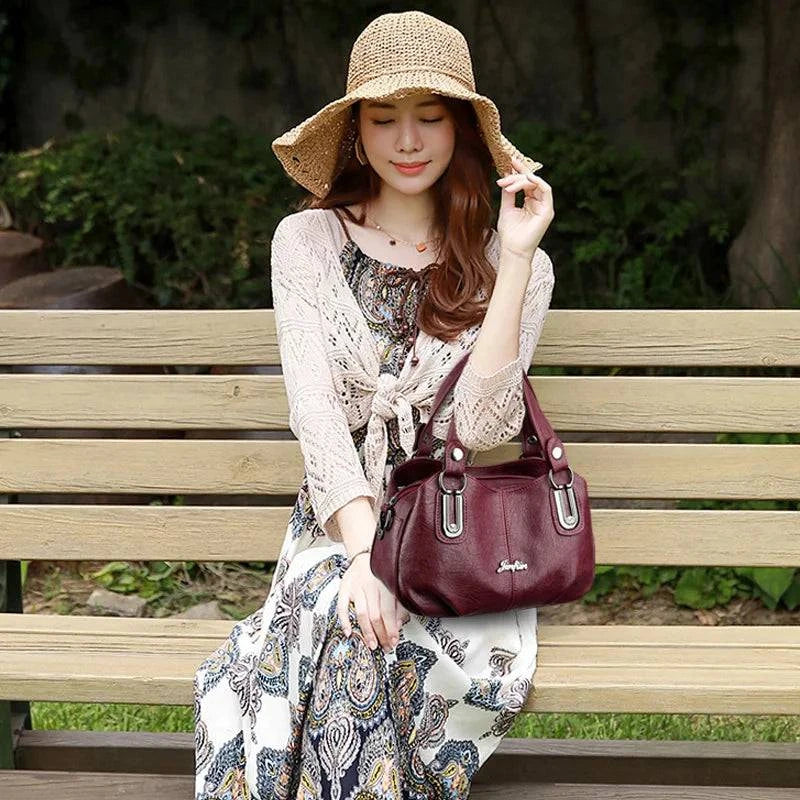 Bolsa Tote Feminina Estruturada Pequena vinho, couro macio, ferragens prateadas. Perfeita para looks de verão.