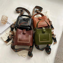 Quatro bolsas tote pequenas em cores diferentes com alça estampada e bolso frontal com tachas