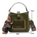 Bolsa tote verde com detalhe de tachas, alça redonda e pingente decorativo