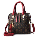 Bolsa tote estruturada preta com monograma dourado e alças vermelho-vinho