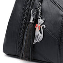 Bolsa tote preta com chaveiro de gato metálico e laço vermelho