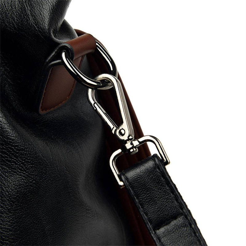Detalhe em close-up do mosquetão metálico prateado conectando a alça transversal à bolsa tote Sofia, destacando o acabamento do couro preto e os detalhes marrons.