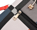 Detalhe do zíper dourado e painel colorido de bolsa tote estruturada