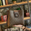 Bolsa transversal feminina marrom com estampa monograma, fecho de fivela e alça de mão em couro