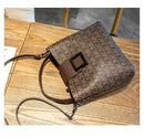 Bolsa transversal feminina marrom com estampa monograma e fecho de aba com fivela