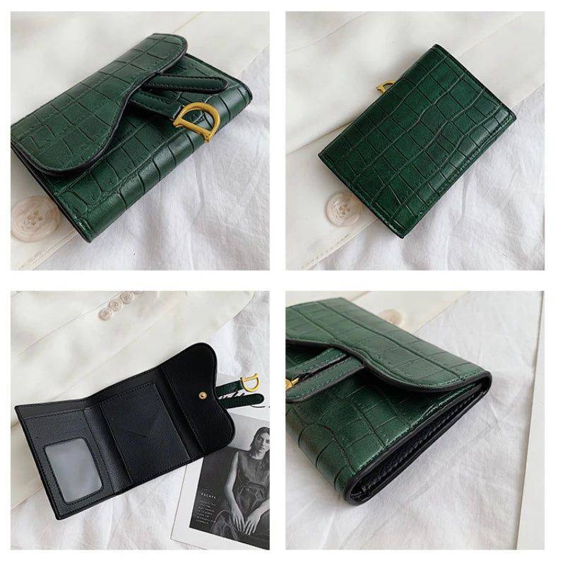Carteira de couro feminina pequena verde escura com textura de crocodilo, exibida em vistas frontal, traseira, lateral e interior aberto com porta-identidade, detalhe metálico dourado em 'D'.