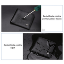 Carteira Bison preta com teste de durabilidade mostrando resistência a perfurações, riscos e água
