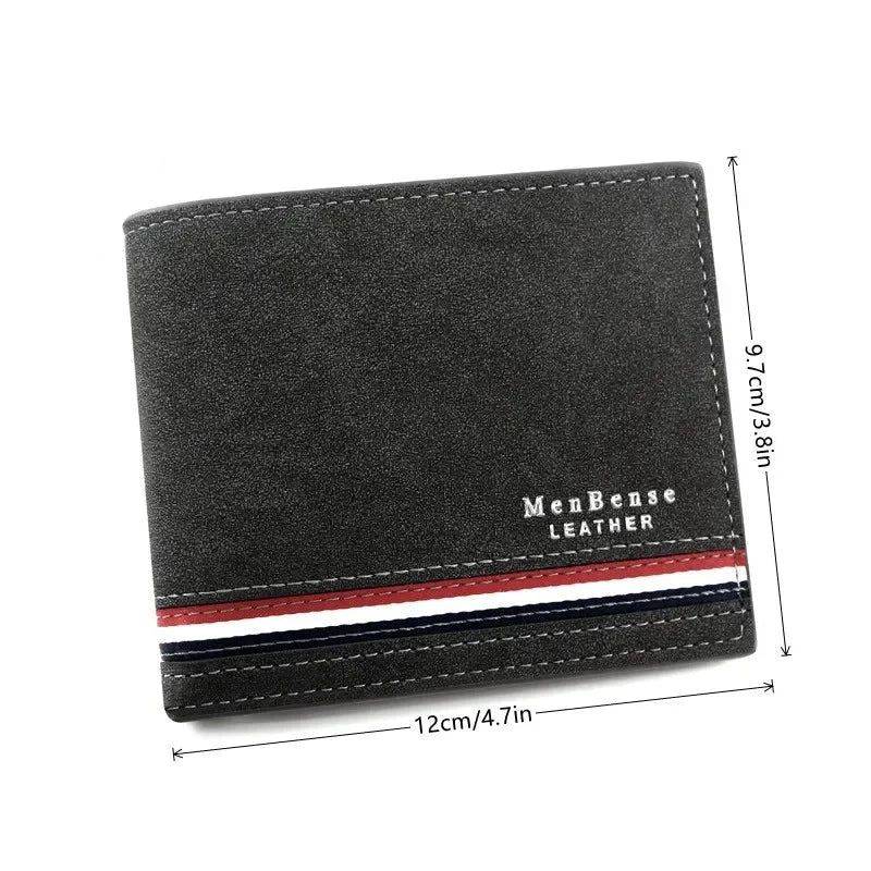 Carteira masculina MenBense de couro grafite com listras tricolores (vermelho, branco, azul) e costura branca, exibindo dimensões de 12cm de comprimento por 9.7cm de altura, destacando seu formato compacto e elegante.