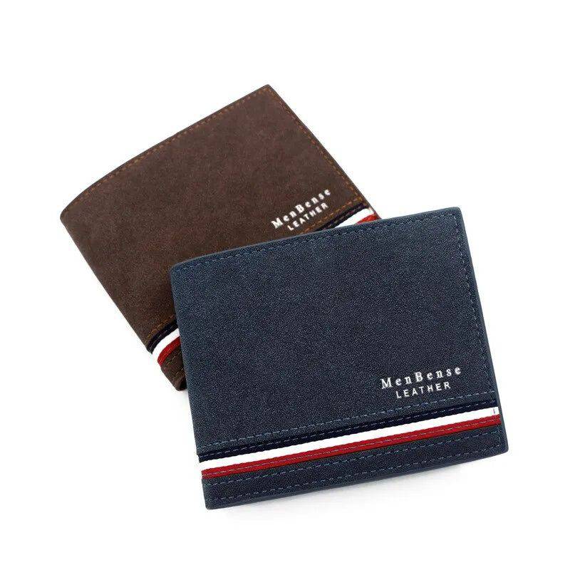 Duas carteiras masculinas MenBense de couro, uma marrom e uma azul, ambas com listras tricolores (vermelho, branco, azul) e a inscrição "MenBense Leather", exibindo o design clássico e as opções de cor.