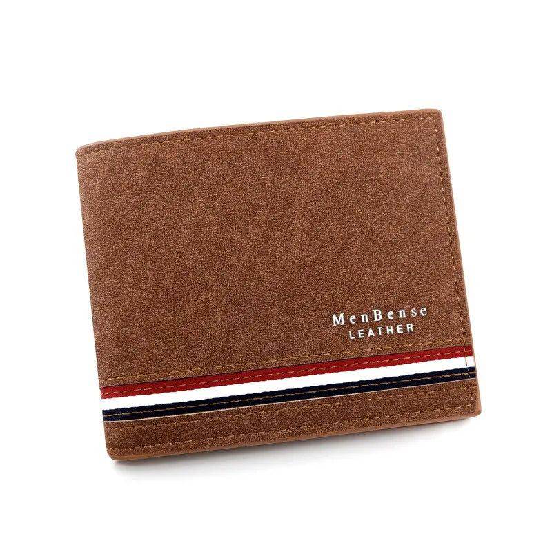 Carteira masculina MenBense de couro marrom clara com listras tricolores (vermelho, branco, azul) e costura em destaque, exibindo a inscrição "MenBense Leather", um design clássico e elegante.