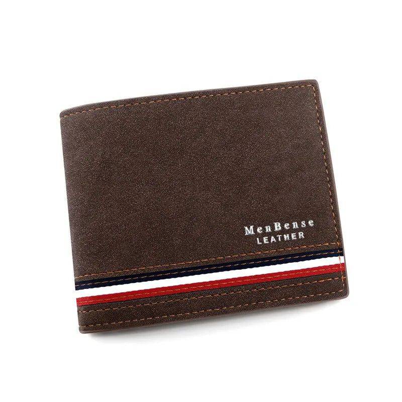 Carteira masculina MenBense de couro marrom escura com listras tricolores (vermelho, branco, azul) e costura em destaque, exibindo a inscrição "MenBense Leather", um design clássico e elegante.