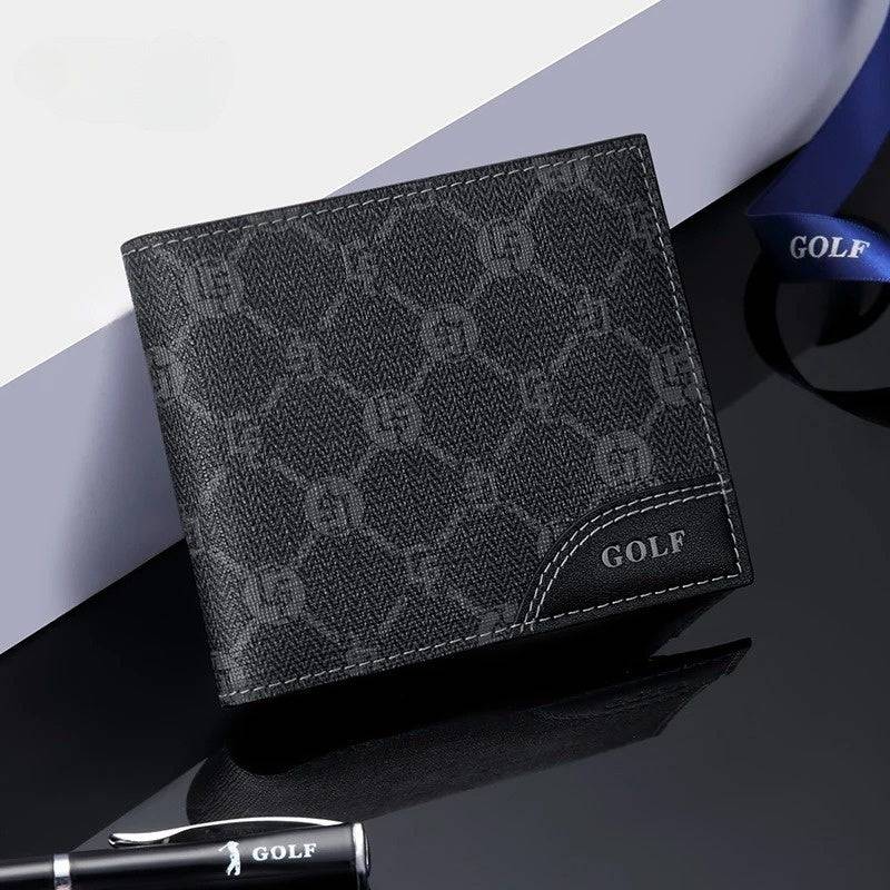 Carteira de couro masculina Slim preta com estampa de monograma e detalhes em pesponto branco, exibindo o emblema "Golf" em relevo. Acompanha fita e caneta da mesma marca, sugerindo um estilo de vida exclusivo e sofisticado.