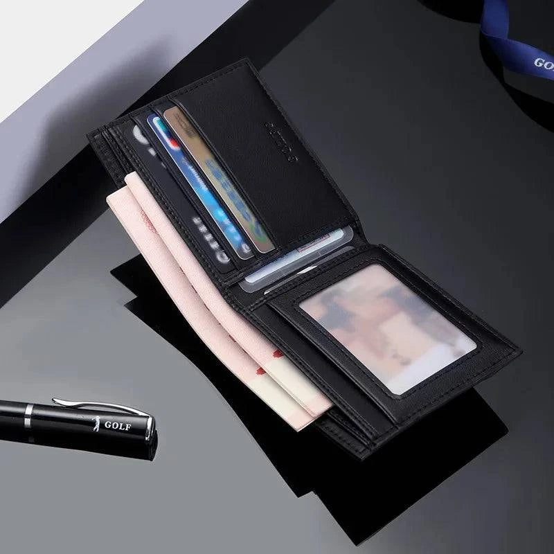 Interior da carteira masculina Slim Golf de couro preta, exibindo slots para cartões, compartimento para notas e janela para documento, com uma caneta Golf em primeiro plano, destacando a organização e o estilo.