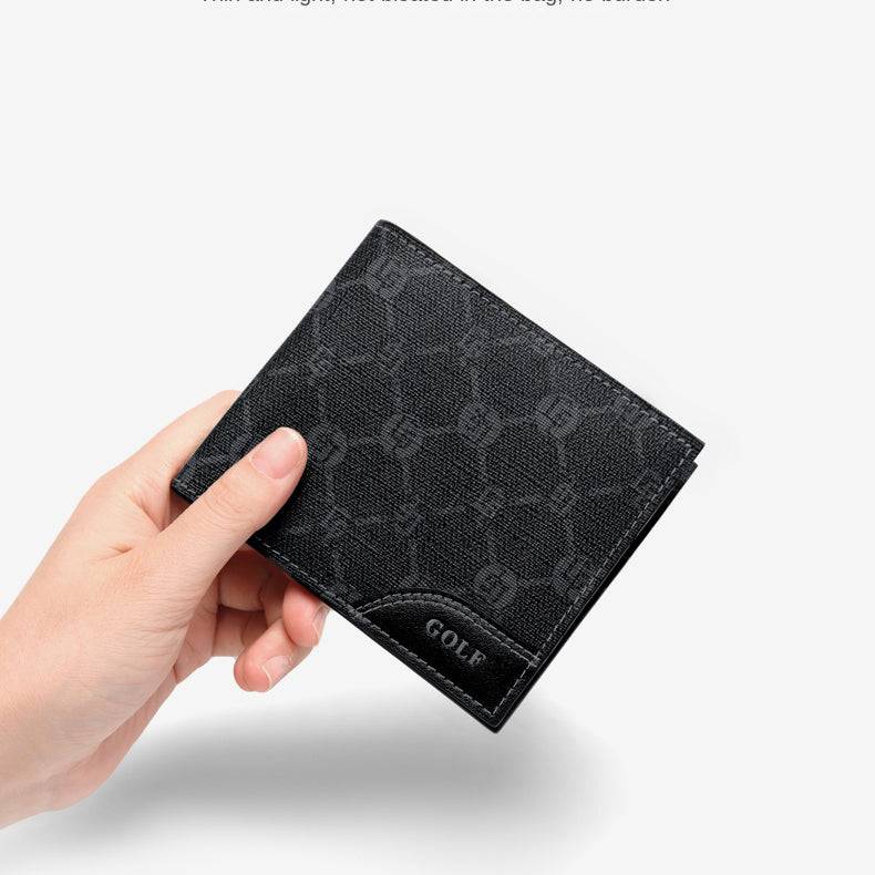 Mão segurando a carteira masculina Slim Golf preta com padrão de monograma, destacando seu design leve e compacto, e a marca Golf em detalhe elegante.