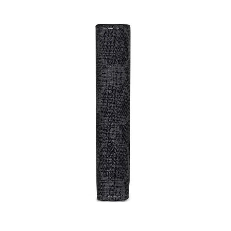Vista lateral da carteira masculina Slim preta com padrão geométrico discreto, revelando seu perfil fino e compacto, ideal para discrição e elegância.