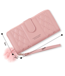 Carteira rosa acolchoada com textura de corações, alça de pulso e pompom