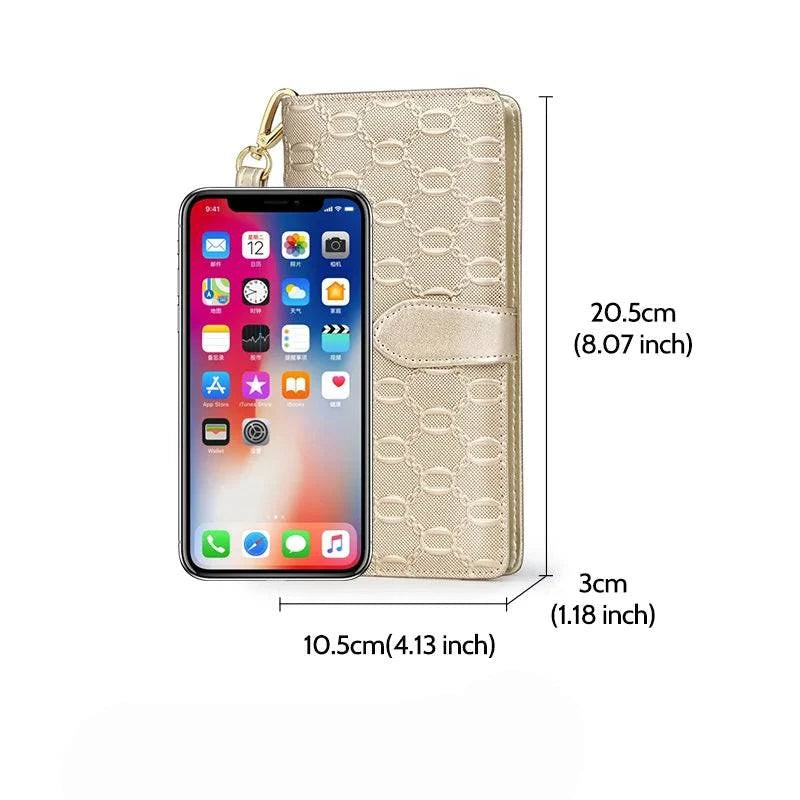Carteira feminina de couro Elisa dourada/bege com estampa de elos, exibindo dimensões de 10.5cm de largura, 20.5cm de altura e 3cm de profundidade, com comparativo de tamanho com um smartphone.