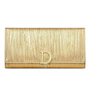 Carteira feminina de couro genuíno dourada com textura plissada e fecho metálico dourado em forma de 'D', exibida frontalmente.